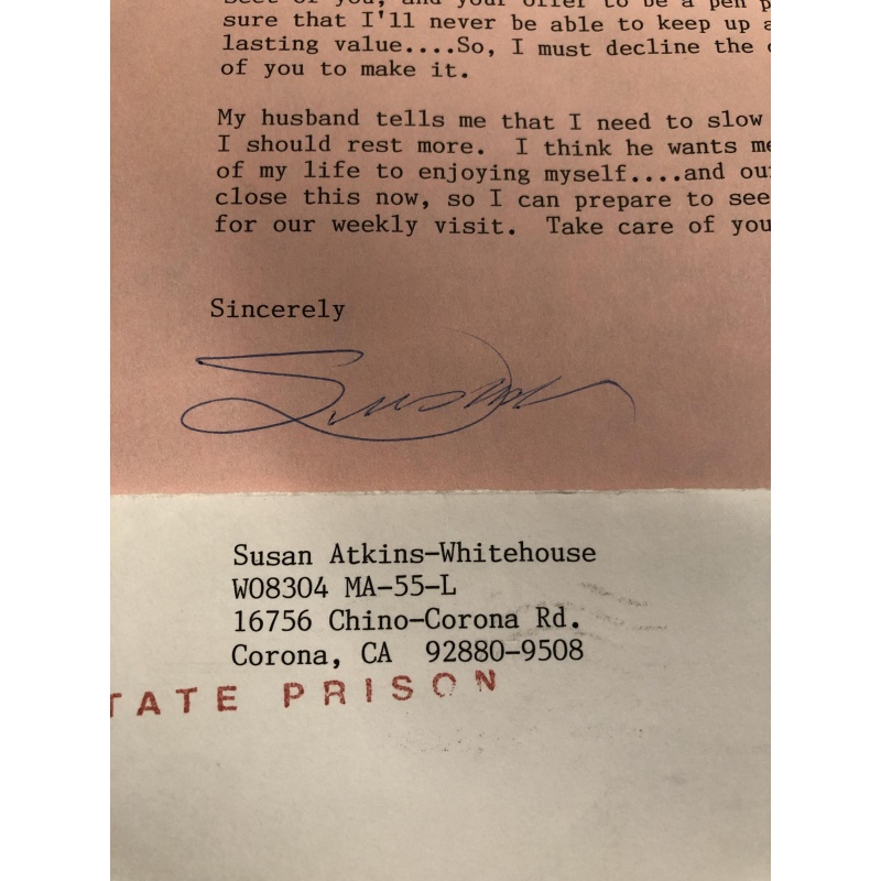 DECEASED MANSON FAMILY MEMBER SUSAN ATKINS TYPED & SIGNED LETTER INC. ENVELOPE